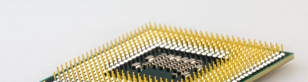 Foto de um chip eletrônico sobre uma superfície branca
