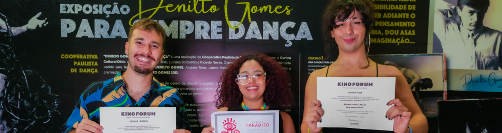 Três pessoas estão de pé, segurando certificados.
