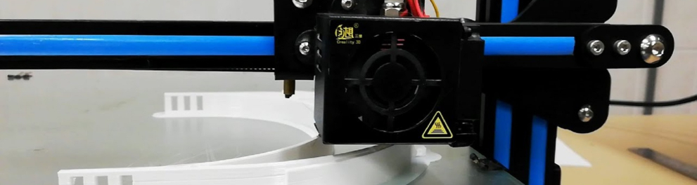 Uma máquina de cor preta e azul em meio a um laboratório