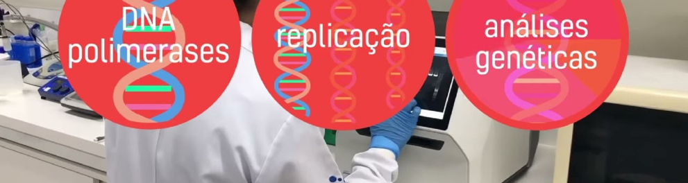 Uma cientista trabalhando em um laboratório. Há três círculos vermelhos à frente da imagem com dizeres em cada um: DNA polimerases, replicação e análises genéticas