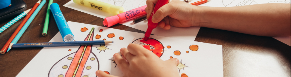 Uma criança colorindo um papel