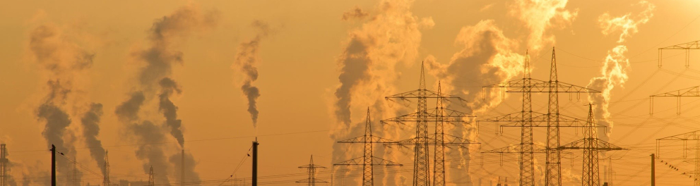 Uma área industrial com fumaças sendo expelidas
