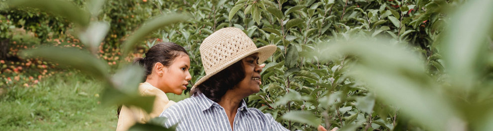 Duas mulheres em uma propriedade rural