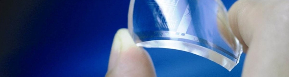 zoom em um pequenino pedaço retangular de grafeno, um material que parece vidro