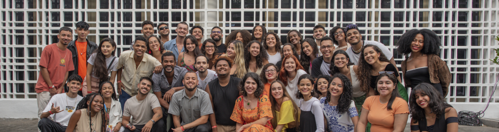 a imagem mostra 42 jovens estudantes participantes do GF