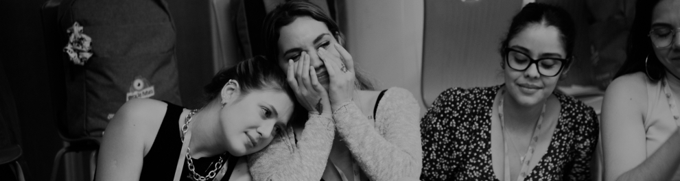 Fotos dos bastidores, três meninas sentadas no chão. 
