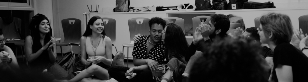 Fotos dos bastidores com um grande grupo de jovens sentados no chão