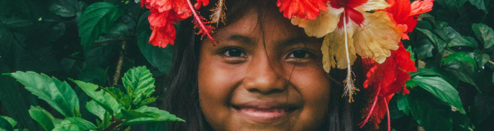 Criança indigena com uma floresta de fundo