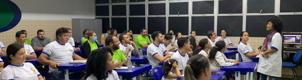 Uma turma de EJA no SESI Vila Canaã nos bastidores da gravação da série "De Volta às Aulas"