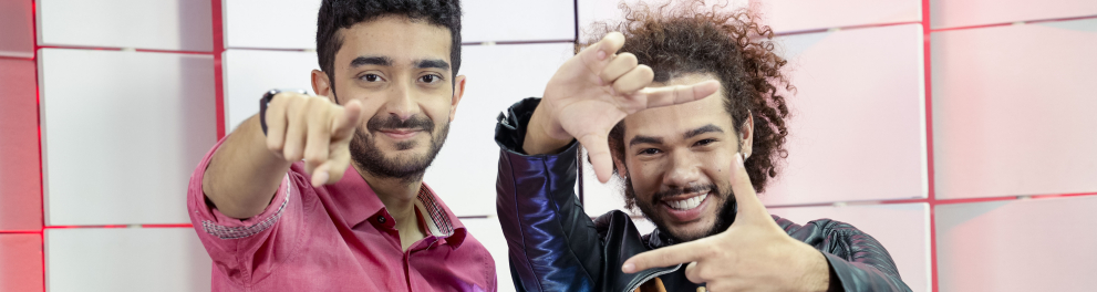 A imagem mostra os apresentadores do programa