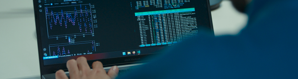 Um pesquisador de inteligência artificial mexendo em um computador