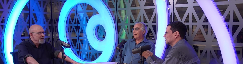 Luiz Eduardo Soares e Rubem César Fernandes na gravação do videocast Aprender Sem Fim