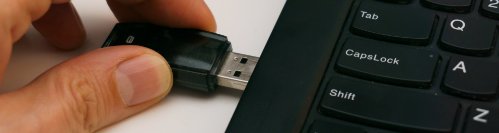 Plugando um pen drive em um note