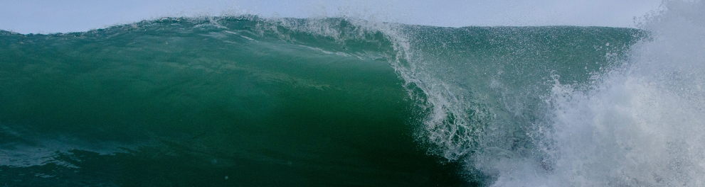 Uma onda estourando no mar