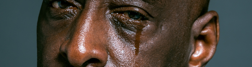 Um homem chorando