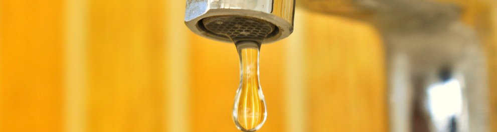 Uma gota de água saindo da torneira
