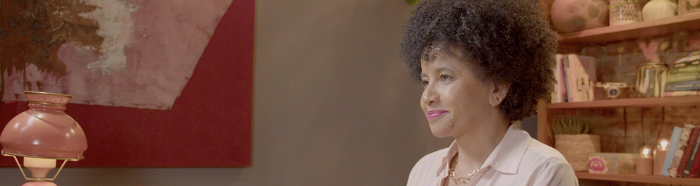 A professora Gina Vieira no episódio Educação Integral e práticas pedagógicas no Fundamental II da série E Aí, Professor? - Educação Integral