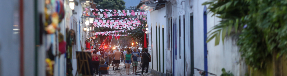 Foto mostra rua, casas e o ceu da cidade de Paraty.