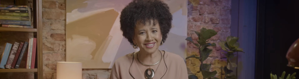 A professora Gina Vieira no episódio Educação Integral e práticas pedagógicas na Educação Infantil da série E Aí, Professor? - Educação Integral