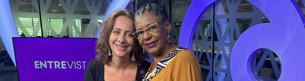 Lia Vainer Schucman na gravação do episódio A branquitude na história do programa Entrevista: Educação Antirracista