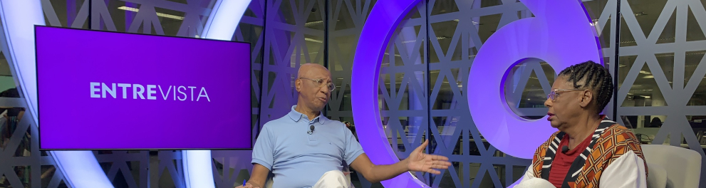 Hélio Santos na gravação do episódio Caminhos para o desenvolvimento do programa Entrevista: Educação Antirracista