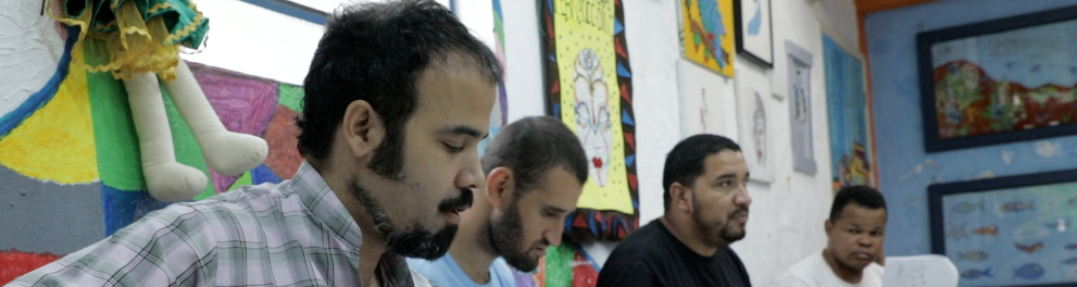 A imagem mostra um grupo de homens tocando violão