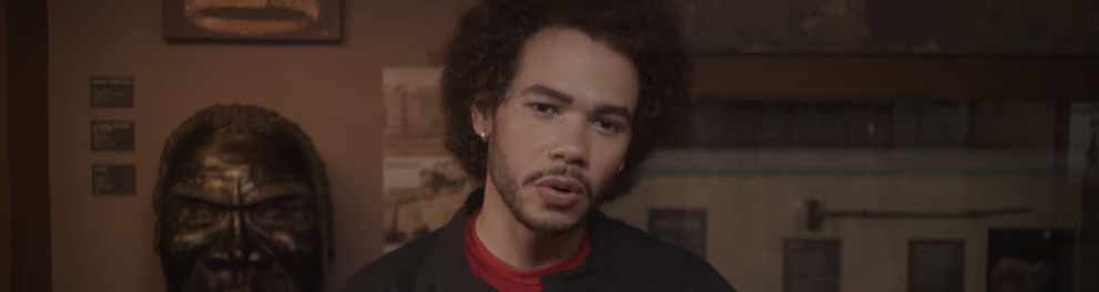 Leonne Gabriel no episódio Branquitude: identidade racial branca da primeira temporada da série Consciência Negra: Reconhecer e Reparar