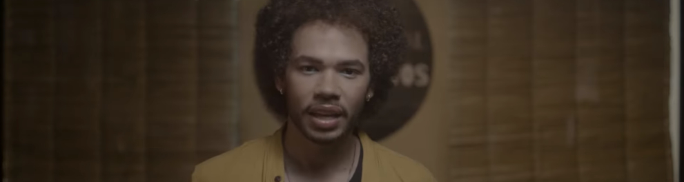 Leonne Gabriel no episódio Você sabe como autodeclarar sua cor ou raça no Censo 2022? da primeira temporada da série Consciência Negra: Reconhecer e Reparar