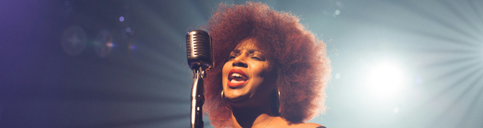 Uma mulher negra cantando