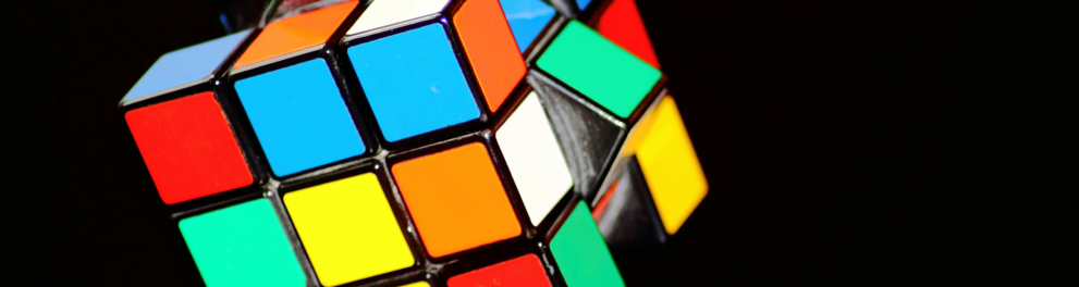 foto de um cubo mágico