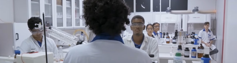 Imagem do episódio Técnico em Petroquímica e Iniciação Científica da série Futura Profissão - 4ª temporada