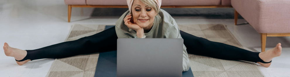 Uma senhora usando a internet deitada no chão