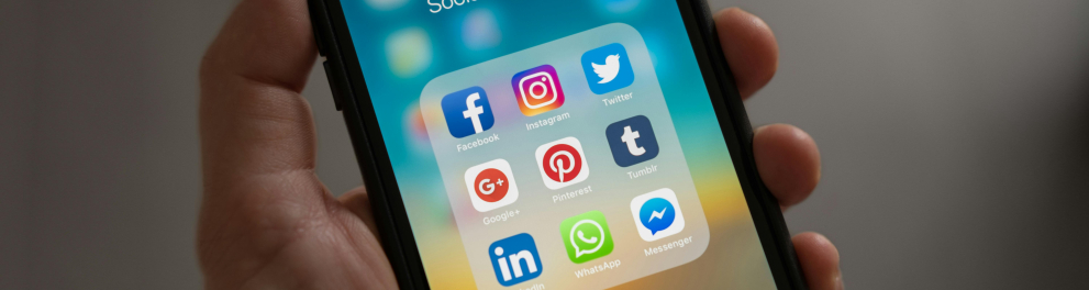  celular com várias redes sociais
