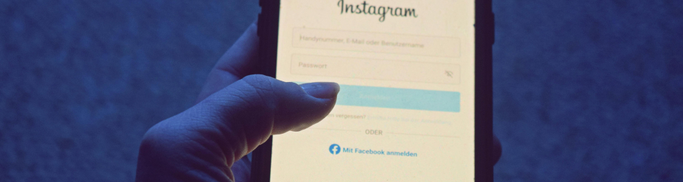 celular com o instagram aberto