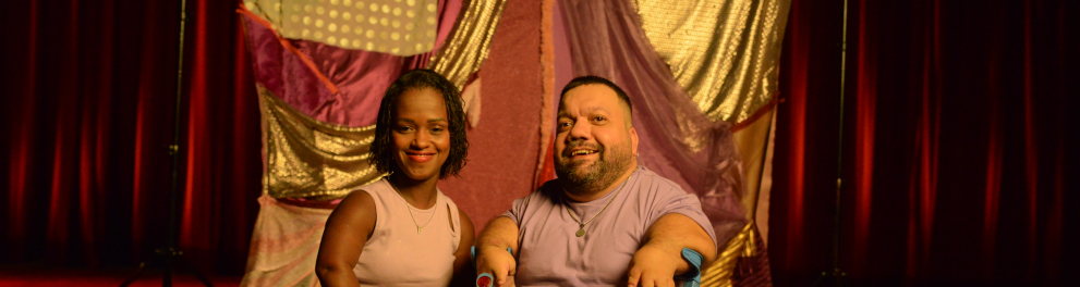 A imagem mostra dois personagens do documentário Transo