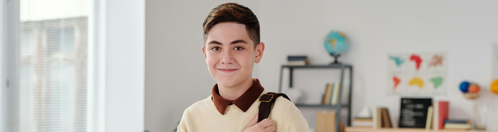 jovem com uma mochila nas costas