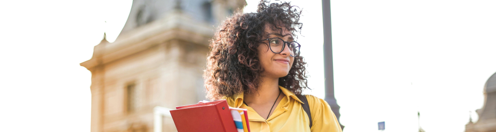 mulher preta com livros na mão