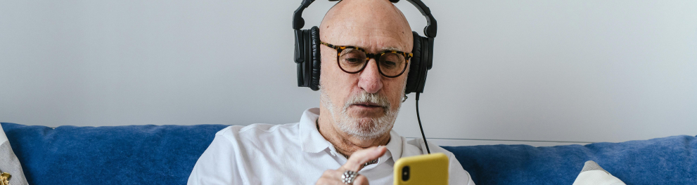 homem branco, idoso mexendo no celular