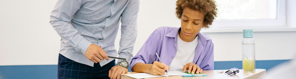 jovem estudando com professor