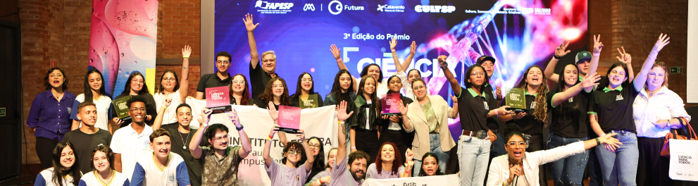 Diversas pessoas agachadas e algumas de pé no palco.