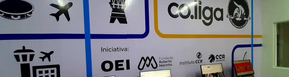 Uma mesa conta com materiais sobre ela.