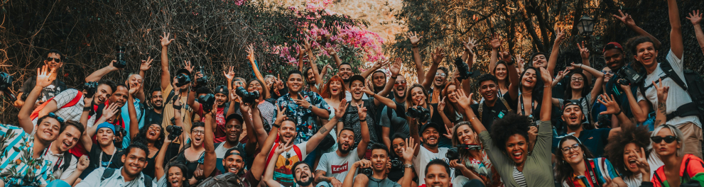 Um grupo de jovens posando para a foto