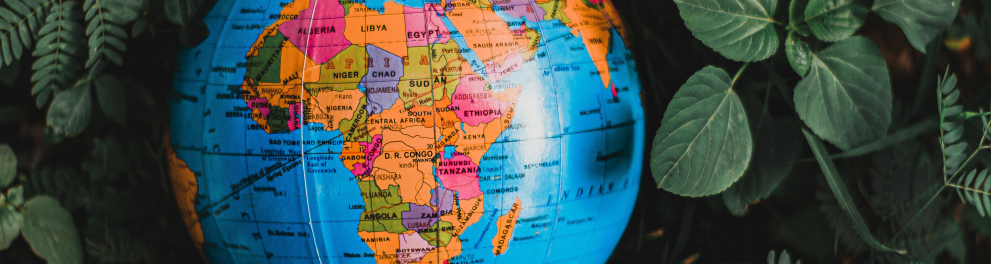 A imagem mostra um globo terrestre decorativo com o continete africano em destaque