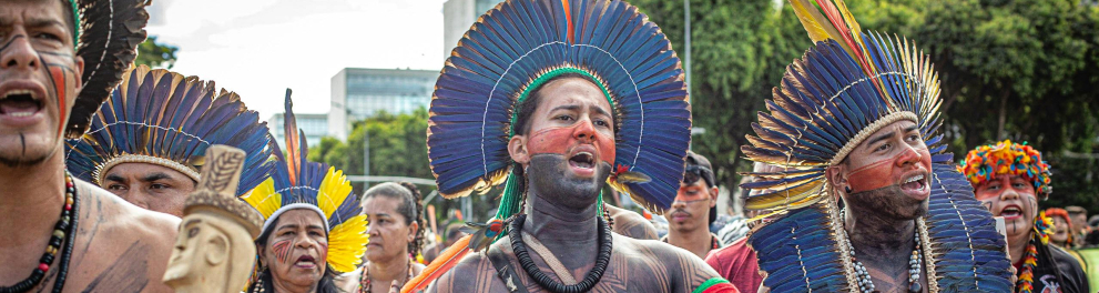 Imagem mostra um grupo de pessoas indígenas