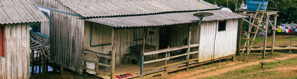 Uma residência ribeirinha no território amazônico em Manaus