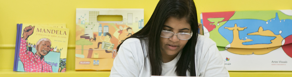 A imagem mostra uma estudante de uma unidade escolar da Fundação Roberto Marinho. 