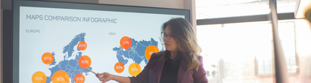 Imagem mostra mulher com ascendência asiática apresentando um slide
