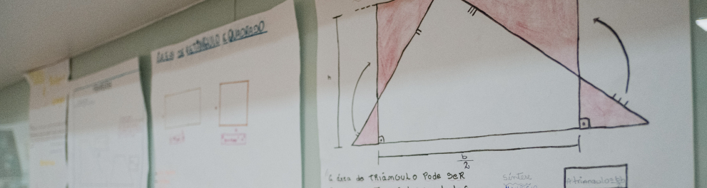 Papeis colados na parede com desenhos geométricos