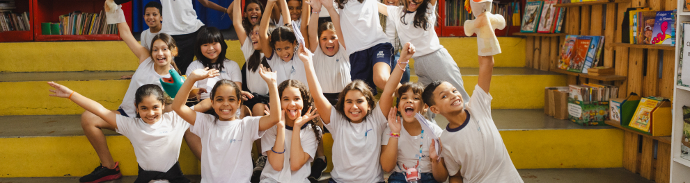 A imagem mostra um grupo de estudantes posando para a foto durante a gravação da quarta temporada da série Desafio Nas Escolas