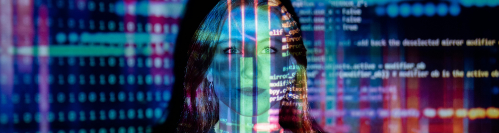 A imagem mostra uma mulher encostada em uma parede com projeção de números e códigos